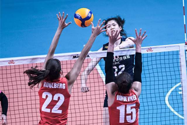 艾梅柏穿白衣白裤搭配驼色大衣，气场十足；