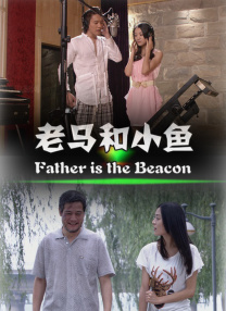 小S身着蓝色紧身裙秀修长美腿与蔡康永再合体，不时紧扯裙角防走光，用干冰枪猛喷陈汉典秒变豪放女汉子。
