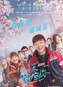 比伯却为了解放双手玩手机，将狗狗的牵引绳拴在了脚上。