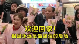 孙俪穿紧身棉T凸显胸型，与邓超夫妻档做游戏张嘴大叫。