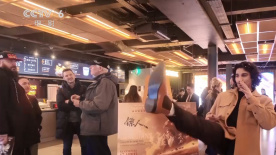 25岁何超盈晒出庆生照，照片里赌王与四太梁安琪甜蜜亲吻，何超盈也主动送吻老爸，一家人的合照更是和乐 为防止疫情扩散 泰国禁止拍摄吻戏等亲密接触戏份 2020-05-21 为防止新冠病毒传播，近日泰国文化部出台规定，禁止拍摄任何涉及亲密接触的打斗、吻戏、近距离触碰等戏份。
