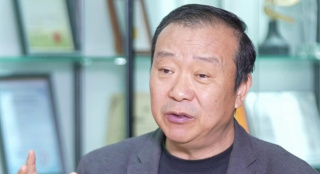 金狮奖最佳影片《摔跤王》最新海报曝光 2008-11-17 《摔跤王》海报 由米基·洛克（MickeyRourke）、埃文·蕾切尔·伍德（EvanRachelWood）和玛丽莎·托梅（MarisaTomei）主演的摔跤王最新海报出炉。
